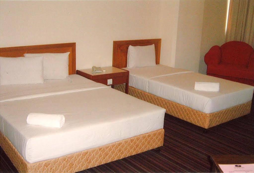 Folkmeldrum Hotel Johor Bahru Esterno foto